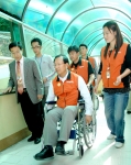 10일 하이닉스반도체 김종갑 사장이 이천 엘리엘 동산에서 휠체어를 타고 장애 체험을 하고 있다. 