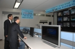 ETRI가 세계 최초 3.6Gbps NoLA를 시연하는 모습(왼쪽부터 정통부 유영환장관,ETRI 최문기 원장)