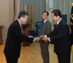박광석 코레일 부사장(우)이 반장식 기예처 차관(좌)으로부터 국무총리 표창장을 수여받고 있다(사진제공:기예처)