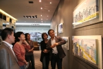 금호건설 '리첸시아 방배' 모델하우스에서 열리고 있는 '나연신, 강석우 부부의 그림이야기' 특별초대전에서 탤런트 강석우씨가 방문 고객들에게 그림