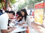14일 서울 종로구 혜화동에서 진행된 국제메시징 서비스 및 Xing SMS 카드 런칭 기념 거리 이벤트에서 국내 거주 외국인들이 서비스 설명을 듣고 있는 모습.