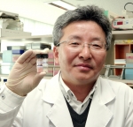 난드롤론 캡슐을 보관한 시험관을 들어보이는 최인호 교수