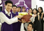 지난 17일, 야후! 코리아는 창립 10주년 기념 행사의 일환으로 임원진들이 직원들에게 그 동안의 노고에 감사함을 전하며 다과를 나눠주는 깜짝 이벤트를 진행 했다. 