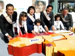 왼쪽부터 한국P&G 김상현 대표이사, 유니세프한국위원회 박동은 사무총장, 유니세프 친선대사 영화배우 안성기, 이마트 상품본부장 하광옥 상무가 어린이들과 함께 세계기아지도 퍼즐을 맞