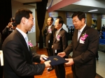 26일(금) 경기도 과천시 산업자원부 기술표준원에서 진행된 ‘2007 서비스품질혁신 촉진대회’에서 LG텔레콤 고객서비스실장 박정현 상무(우)가 산업자원부 기술표준원장(좌)으로부터 