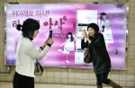 가을 김장 시즌을 겨냥해 삼성전자가 잠실역사에 설치한 ‘하우젠 아삭 김치냉장고’ 옥외광고가 소리와 빛을 내는 쌍방형 광고기법으로 인기를 끌고 있다. 아삭 옥외광고는 사람들의 움직임