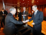 손경식 대한상공회의소 회장(왼쪽)이 30일 오전 상의회관에서 방한 중인 존 발다치(John Elias Baldacci)(오른쪽) 미국 메인(Maine)주 주지사와 인사를 나누고 있