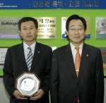 관세청(청장 성윤갑)은 관세법 위반자에 대한 통고처분 절차 등 개선을 통해 국민의 인권보호와 조사행정 효율성 제고 등에 기여한 관세청 조사총괄과 정용봉 관세행정관(50세, 사진왼쪽