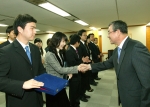 ‘2007년도 우체국예금보험 대학(원)생 경제논문 공모전’ 시상식. 왼쪽에서 첫 번째와 두 번째 최우수상을 받은 성균관대학교 대학원 무역학과 장동현,김용미 학생과 오른쪽 정경원 우