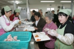포항제철소 임직원부인들이 포항시 해도2동의 무료급식소에서 해도동 부녀회원들과 함께 밥퍼 봉사활동을 하고 있다. 