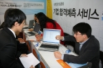 인천시와 경인지방노동청, 커리어가 개최한 '2007 인천 취업박람회' 합격예측서비스관에서 구직자들이 주요 대기업 공채에 모의지원하기 위해 설명을 듣고 있다.