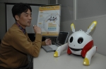 ETRI가 개발에 성공한 감성로봇 '래비'를 연구진이 시연하고 있다.