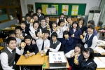 해태음료가 준비한 아침대용음료 신제품 마시는 호박죽‘못생긴 호박의 달콤한 반란’과 함께 수험생들이 환하게 웃고 있다.