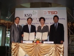 증권예탁결제원 조성익 사장(왼쪽에서 두번째)과 태국 TSD 소파와데 레트마나스차이 사장(왼쪽에서 세번째)이 태국 현지에서 양해각서를 체결하는 사진