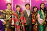 백체의상 체험 중인 김문수 경기지사(중앙)와 한국문화정보센터 공봉석 소장(좌에서 2번째)
