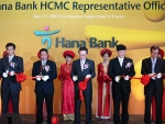 왼쪽에서 두번째  호 흐 한(Ho Huu Hahh)  베트남 중앙은행(State Bank Of Vietnam) 호치민지점 장,  세번째  김종열 하나은행장, 네번째 홍성혁 하나은행