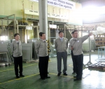 LS산전 김정만 부회장(왼쪽 두번째)과 구자균 사장(왼쪽 세번째)이 베트남 하노이 공장에서 현장경영 지도를 하고 있다