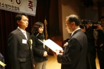 ‘제15회 의용소방상 시상식’에서 (주)효성 구미1공장 정태진 방화관리자가 문원경 소방방재청장으로부터 행정자치부 장관상 대상부문을 수여받고 있다. 