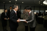 07년 12월 4일, 삼성생명 6층 경영회의실에서 이수창 사장이 대상 수상자(이정헌 씨,이정진)에게 시상하는 장면
