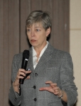 강연 중인 진 브렛(Jeanne M. Brett) 교수(1945년생) 