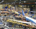 보잉社의 모든 생산 라인이 787 드림라이너(Dreamliner) 제작을 위해 완전히 가동되고 있다. 사진에서 가장 오른쪽에 위치한 항공기는 최종 구조 및 시스템 설치가 완료 된 
