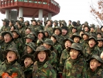  “동장군아 비켜라”지난해 겨울방학에 해병대캠프에 참가한 초등학생 80여명이 산악행군중 화이팅을 외치고있다