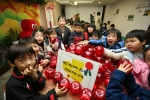신일유치원 어린이들이 태안 앞바다 기름유출사고현장에 써달라며 사랑의 열매 저금통 110개를 기탁했다.