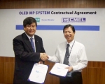 두산메카텍 신호선 전무(왼쪽)가 대만 CMEL사의 피터첸(Peter Chen) 사장과 3천만 달러 규모의 대면적 AMOLED 시스템 공급계약을 체결하고 있다. 