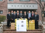우리은행 송기진 부행장(오른쪽에서 4번째)을 비롯한 임직원들과 동행 우량기업 CEO모임인 비즈니스클럽 회장단(회장 한형석 마니커 회장:오른쪽에서 5번째)이 경기도 고양시에 위치한 