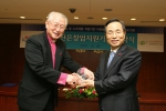 왼   쪽 : 김성수 사회연대은행 이사장
오른쪽 : 김창록 산은사랑나눔재단 이사장 겸 산업은행 총재