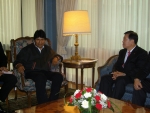 한전 이원걸 사장(오른쪽)이 볼리비아 에보 모랄레스 대통령(왼쪽)을 만나 면담하고 있는 모습