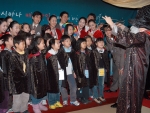 제 3회 아시아나 마법학교에 참가한 어린이들이 승무원 마법사의 마술을 보며 즐거워하고 있다.