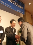 SDV TOP 100 CEO상을 수여 받는 에듀윌 양형남 대표