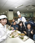 연간 2만2천가마의 쌀을 소비하는 현대중공업 직원들이 삼계탕 및 농어민 돕기 단체급식으로 제공된 사과와 생선을 맛있게 먹고 있는 모습.