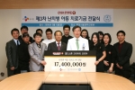 가운데 왼쪽(박동호 CJ푸드빌 대표), 오른쪽(강흥식 분당 서울대 병원 원장) 외 콜드스톤 및 분당 서울대 병원 관계자 20여명이 참석하였다.