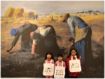 밀레의<이삭줍기>대형그림 앞에서 나만의 가방만들기 작품을 들고 기념사진을 찍고 있다