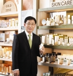 더페이스샵 송기룡 대표가 2007년 가을에 선보인 친환경 보습 라인 ‘아르쌩뜨 에코-테라피’를 들어보이고 있다.  