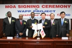한전 이원걸 사장(오른쪽)과 마코주(Makoju) 서아프리카전력공동체(WAPP) 의장(왼쪽)이 협정식후 협정서를 들어보이는 모습