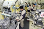 GM DAEWOO 보령 공장 직원들이 GM DAEWOO 중형 세단 토스카에 장착되는 첨단 하이드로매틱 6단 자동변속기 생산 작업을 하고 있다. 
