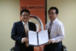 18일 인도네시아 볼레넷 본사에서 한글과컴퓨터 백종진 대표(왼쪽)와 볼레넷 장호열대표(오른쪽)가 씽크프리 업무협약식을 체결하였다.