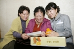 이번에 대우조선해양에 입사하게 된 윤승희씨의 어머니 김둘림(49)씨와 할머니 김소연(84)씨 가 이 회사 남상태 사장이 딸을 보내준데 대한 감사의 뜻을 담은 편지와 선물을 받고 기