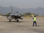 성능개선 작업을 위해 대한항공 김해테크센터에서 이동 중인 미공군 F-16 전투기.