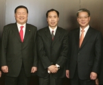 26일 오전 박해춘(사진좌측) · 황영기 전 · 현직 우리은행장(사진 우측)이 중국 은행업감독관리위원회를 방문해 왕짜오싱(王兆星) 부주석(사진 중앙)을 면담한 자리에서 우리은행의 