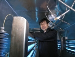 한국전력 전력연구원 송일근 박사가 신개발 폴리머(polymer) 배전 기자재에 대해 복합가속열화시험을 하고 있다. 