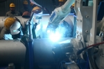 대우조선해양은 최근 이 회사 펌프마스트 제작공장에서 임직원들이 지켜보고 있는 가운데 스테인리스 파이프 자동용접 로봇의 작업광경을 지켜보고 있다.  