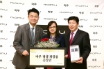 교원L&C 마무화장품 ‘마무 평생 화장품 증정권' 전달식 모습