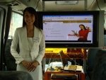 태국 방콕에서 열린 '와이맥스 월드 아시아 2008'에서 포스데이타 직원이 와이브로 체험버스 안에서 와이브로 기능을 설명하고 있다.