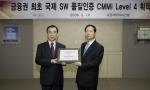 KB데이타시스템 정연근 대표(오른쪽)가 CMMI 선임심사원 Soowan Lee(왼쪽)로부터 인증서를 받고 있다