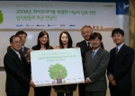 해피빈 후원 기업 6개사 관계자들이 이화영아원 측에 놀이터 설립을 위한 모금액을 전달하고 있다. 