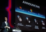 마이크로소프트 본사 빌 힐프(Bill Hilf) 윈도우 서버 총괄 임원이 3가지 신제품을 발표하고 있다.
